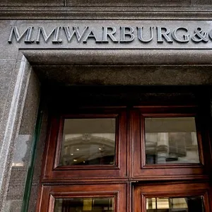 Der Schriftzug „M.M. Warburg & Co“ ist in großen Lettern über dem Haupteingang des Bankgebäudes zu lesen.