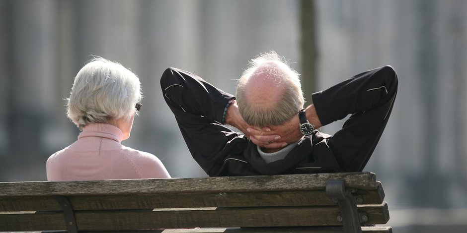 Zwei Rentner auf einer Parkbank.