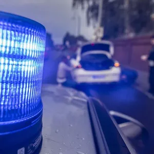 Die Beamten der Kontrollgruppe Autoposer stoppen einen Wagen. Symbolfoto