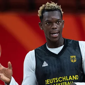 Schröder fängt einen Basketball