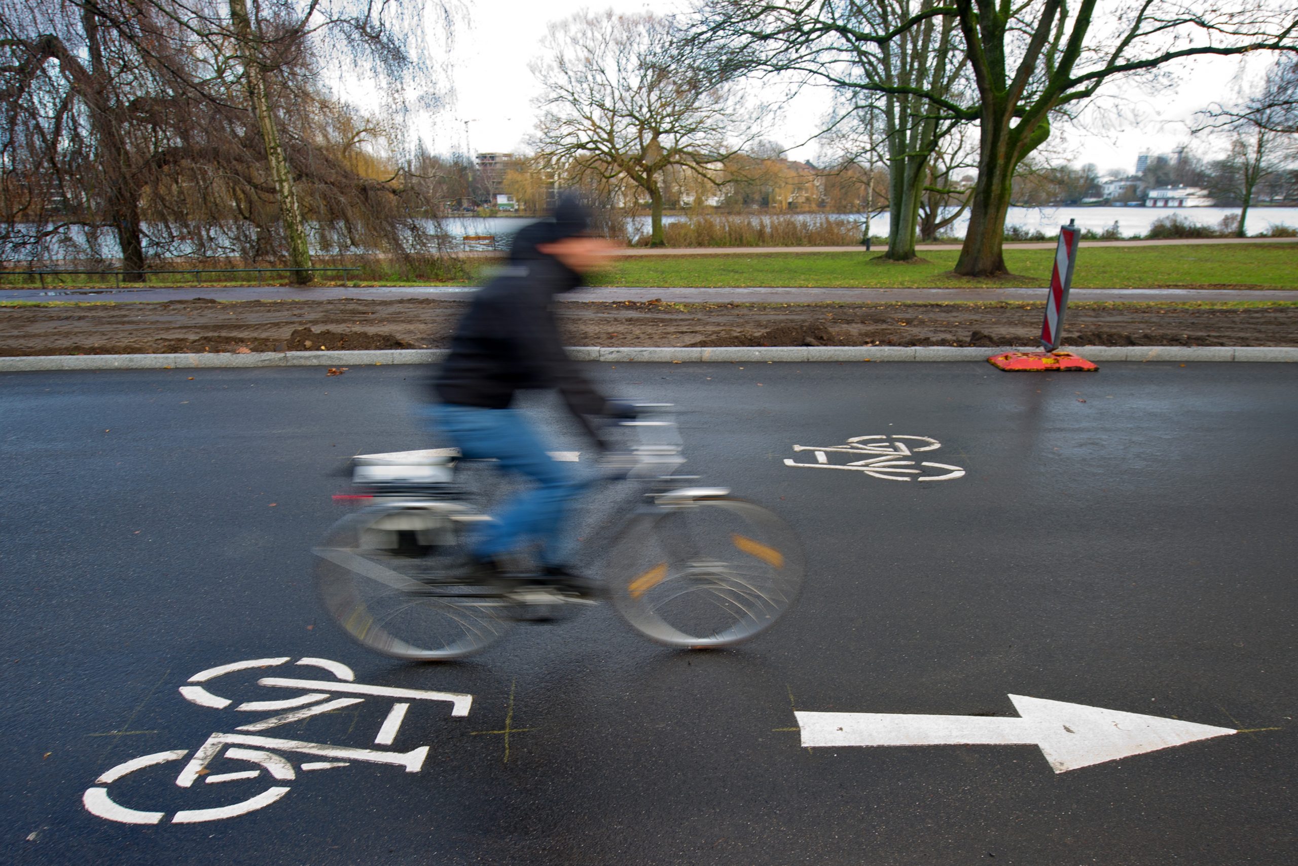 Wie hier am Harvestehuder Weg soll auch in der Bellevue in Winterhude eine neue Fahrradstraße entstehen.