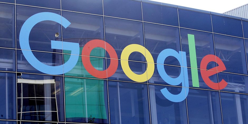 Das Google-Logo an der Fassade des Hauptsitzes in Mountain View in Kalifornien