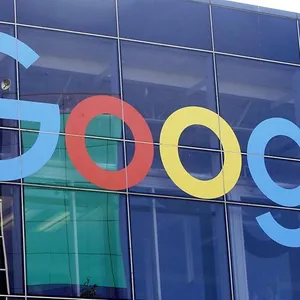 Das Google-Logo an der Fassade des Hauptsitzes in Mountain View in Kalifornien