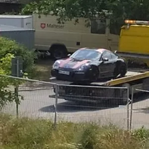 n einer Garage in Ahrensburg wurde der Porsche von Udo Lindenberg gefunden. Zuvor hatten ihn Unbekannte aus der Tiefgarage des Hotels Atlantic geklaut.