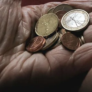 Alte Hände mit Geld
