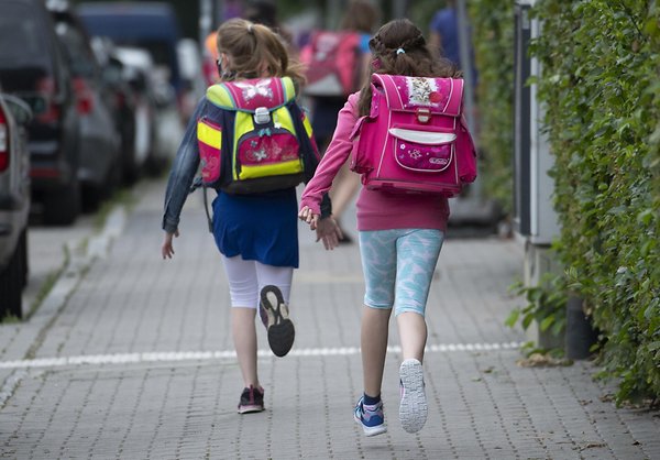 Zwei Mädchen auf dem Weg in die Schule (Symbolbild).