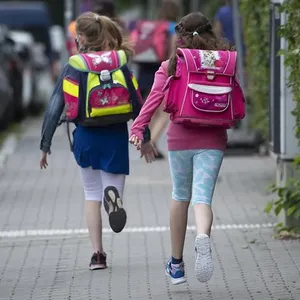 Zwei Mädchen auf dem Weg in die Schule (Symbolbild).