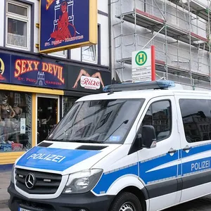 Ein Einsatzbus der Polizei vor dem Sex-Shop des Ex-St.-Pauli-Keepers.