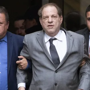 Harvey Weinstein wird aus einem Gericht abgeführt