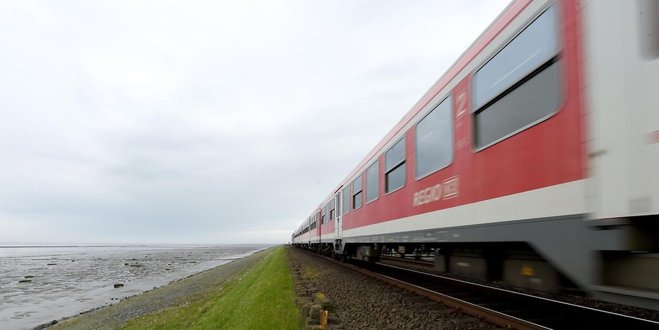Ein Zug der DB Regio fährt über den Hindenburgdamm zwischen Sylt und Niebüll. 