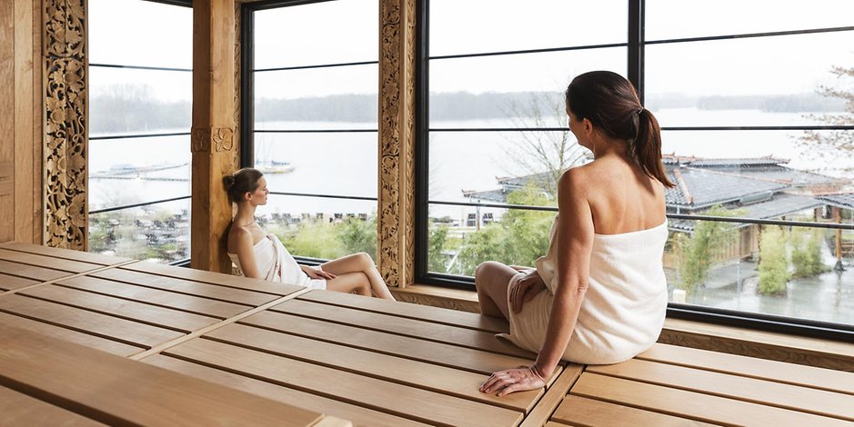 Nackt sauna frauen Sex in