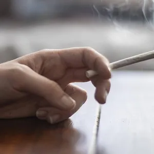 Hand hält einen Joint
