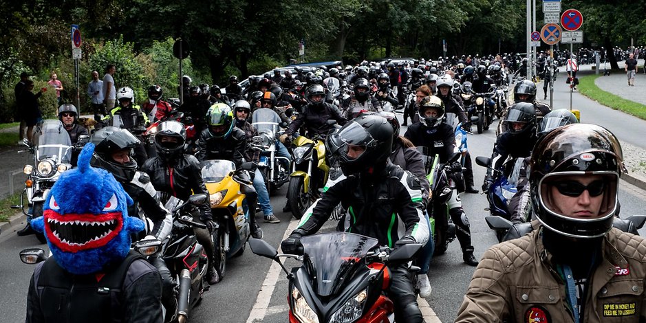 Zoff um laute Maschinen: Motorrad-Fahrer protestieren gegen schärfere  Gesetze