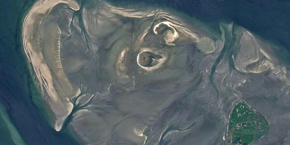 Satellitenbild der Vogelinseln Niegehörn und Scharhörn (oben). Unten rechts: Hamburgs Vorposten Neuwerk