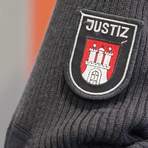 Ein Justiz-Beamter mit Abzeichen auf dem Arm