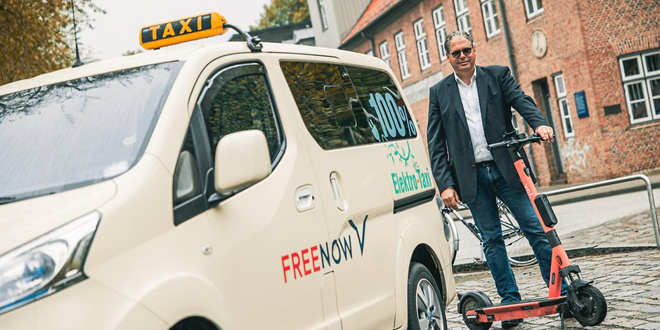 „Free Now“ Deutschland-Chef Alexander Mönch vor einem der neuen Elektro-Taxis