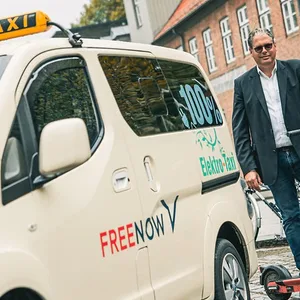 „Free Now“ Deutschland-Chef Alexander Mönch vor einem der neuen Elektro-Taxis
