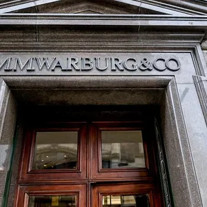 Der Schriftzug „M.M. Warburg & Co“ ist in großen Lettern über dem Haupteingang des Bankgebäudes zu lesen.