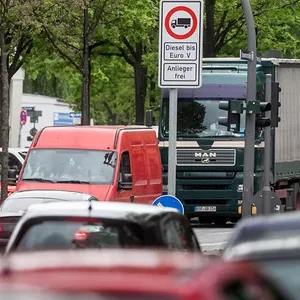 Autos auf der Stresemannstraße. Schilder verweisen auf das seit 2018 bestehende Dieselfahrverbot.