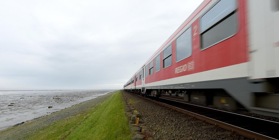 Pendler und Reisende müssen sich auf der Marschbahn zwischen Hamburg und Sylt auf Einschränkungen einstellen.