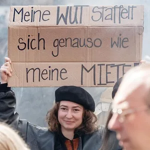 MIETENmove-teilnehmerin hält ein schild hochh