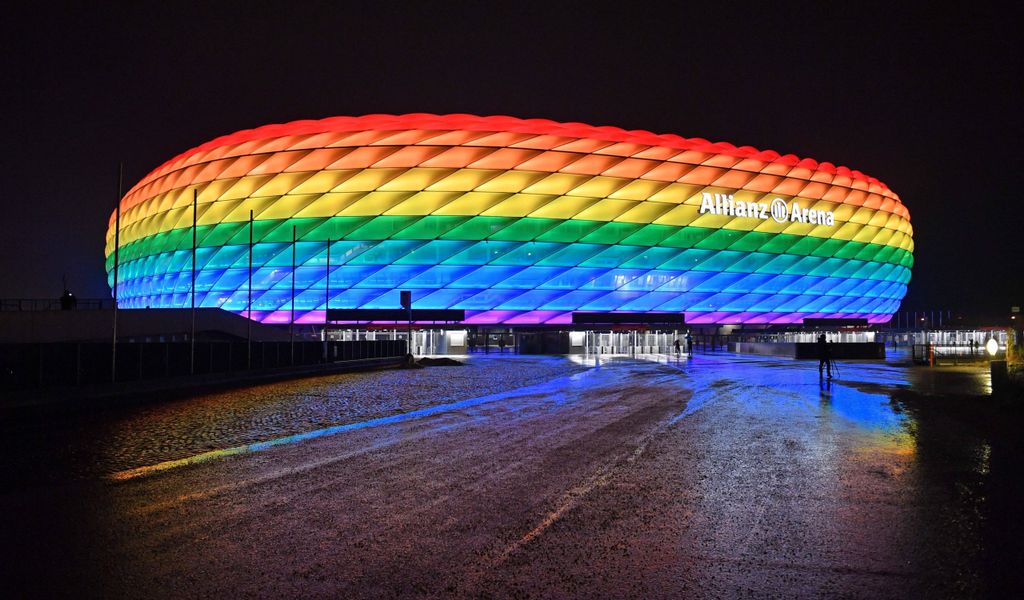 Allianz Arena in Regenbogenfarben