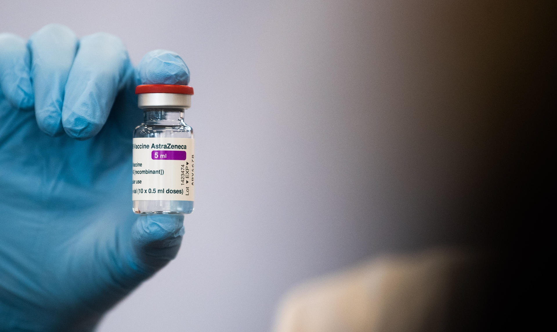 Eine Ärztin zeigt eine Ampulle mit dem Impfstoff AstraZeneca