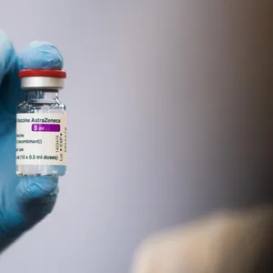 Eine Ärztin zeigt eine Ampulle mit dem Impfstoff AstraZeneca