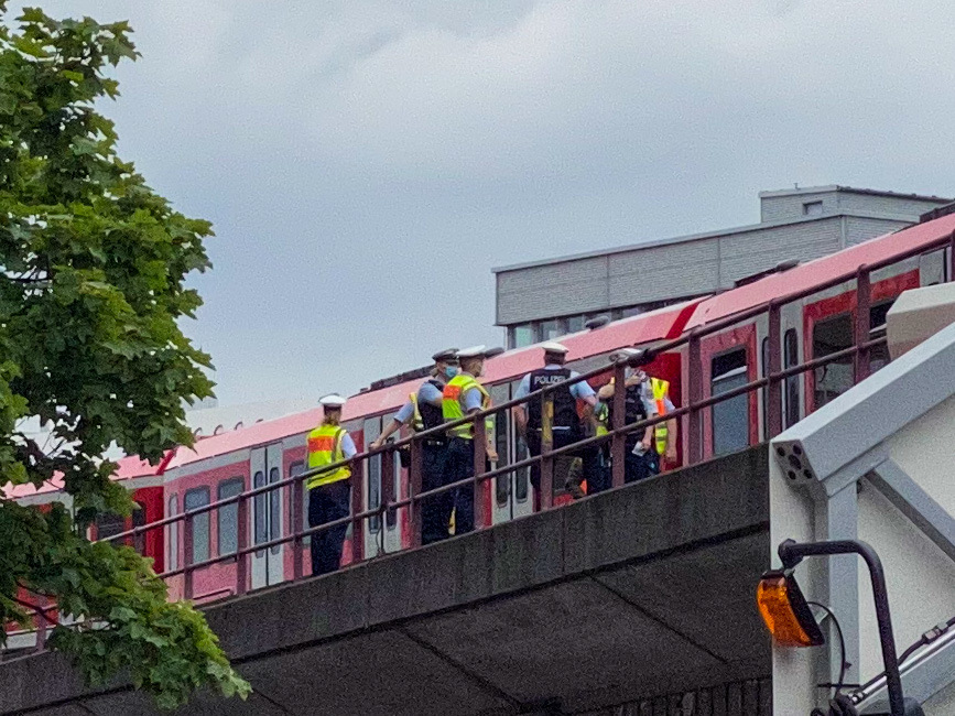 Hamburg: Die Fahrgäste mussten aus dem defekten S-Bahn-Teil evakuiert werden.