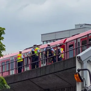 Hamburg: Die Fahrgäste mussten aus dem defekten S-Bahn-Teil evakuiert werden.