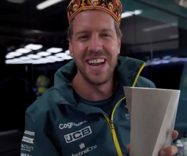 Vettel mit Pokal
