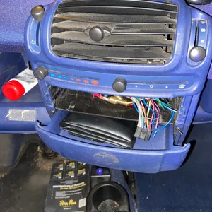 Hinter dem Radio waren Bargeld und Smartphones versteckt.