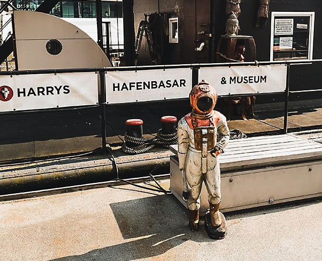 Hamburg: Der Taucher des „Harrys Hafenbasar und Museum“ ist wieder da.