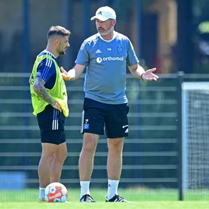 Tim Leibold und Tim Walter stehen im Training nebeneinander