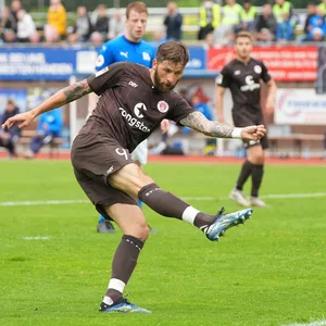 Guido Burgstaller trifft zum 1:0 für St. Pauli gegen Lohne