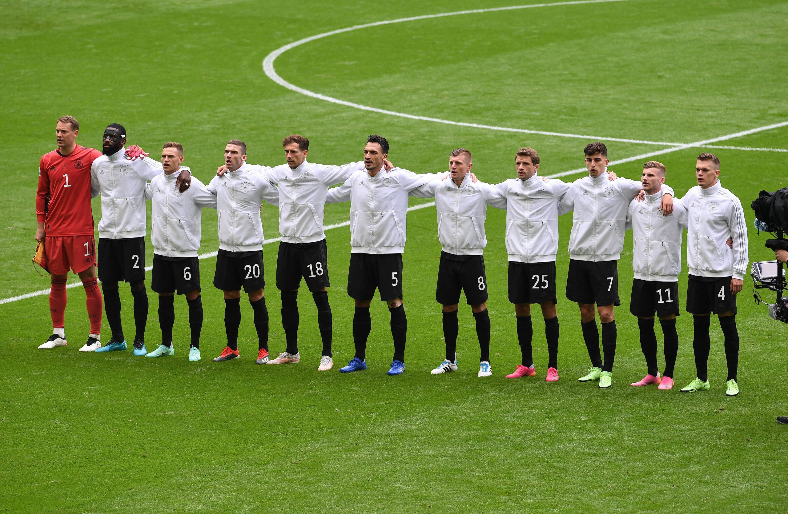 DFB-Team bei Nationalhymne