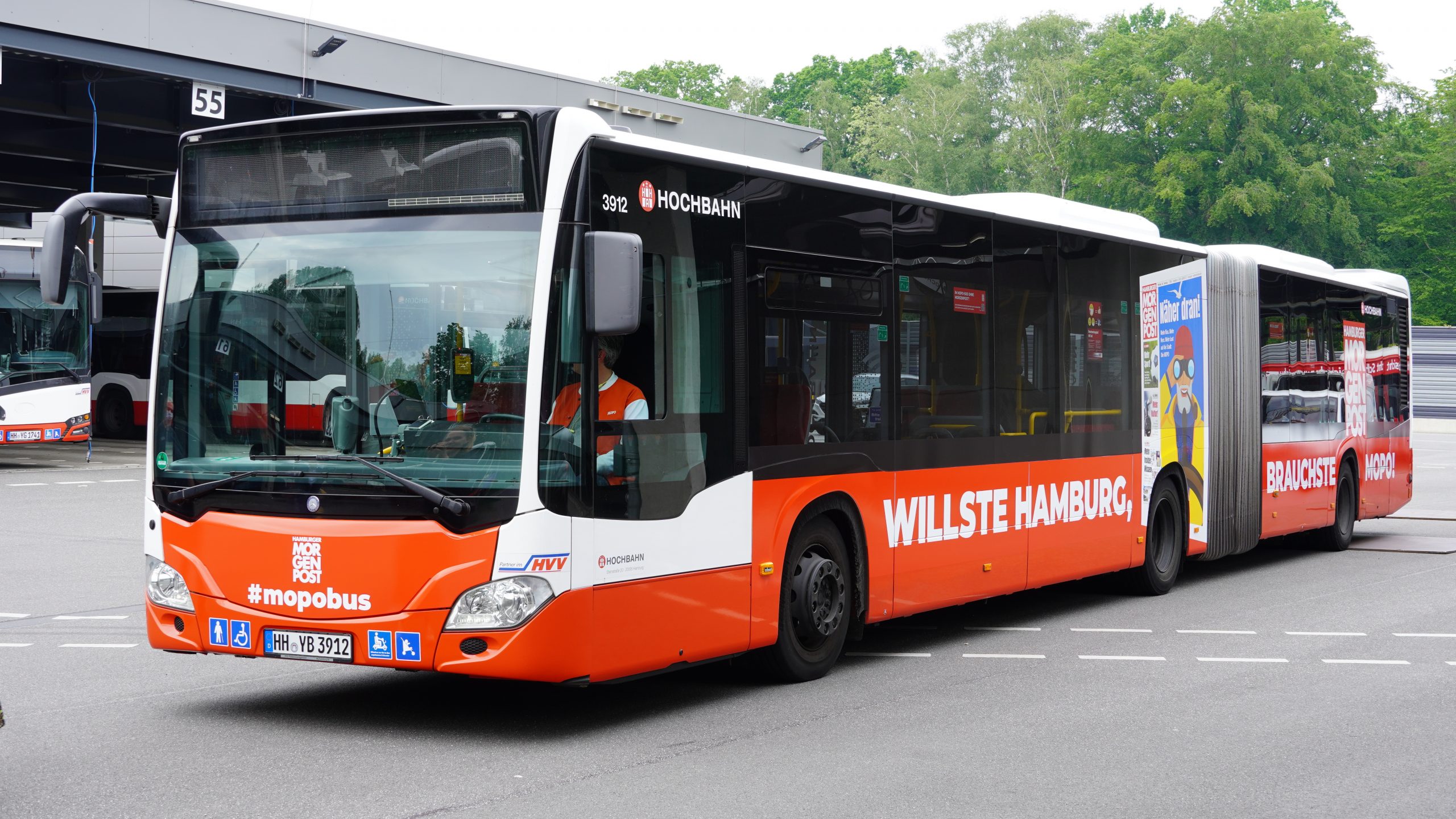 Der MOPO-Bus fährt künftig durch Hamburgs Straßen.