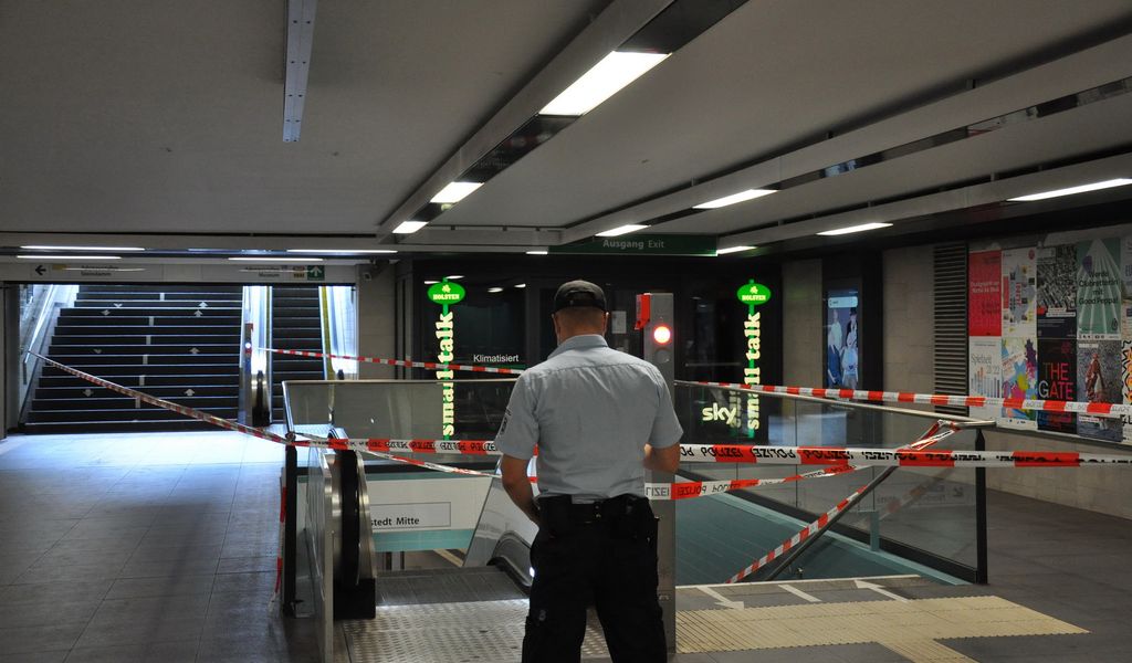 Polizei sperrt Teile des Hauptbahnhofs.