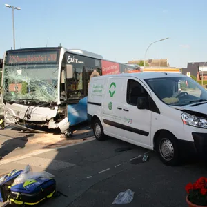 Hamburg: Trotz Vollbremsung – Linienbus kracht in Toyota.