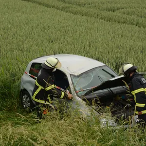 Einsatzkräfte der Feuerwehr Hamburg im Feld mit dem Renault Twingo in Ochsenwerder.