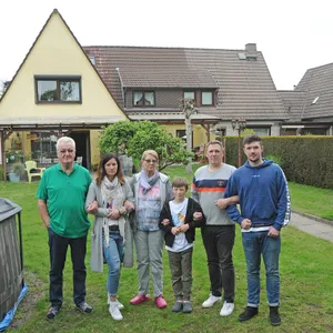 Oliver Bauer (2. v. r.) mit seiner Familie im Garten ihres Hauses im Katenweg.