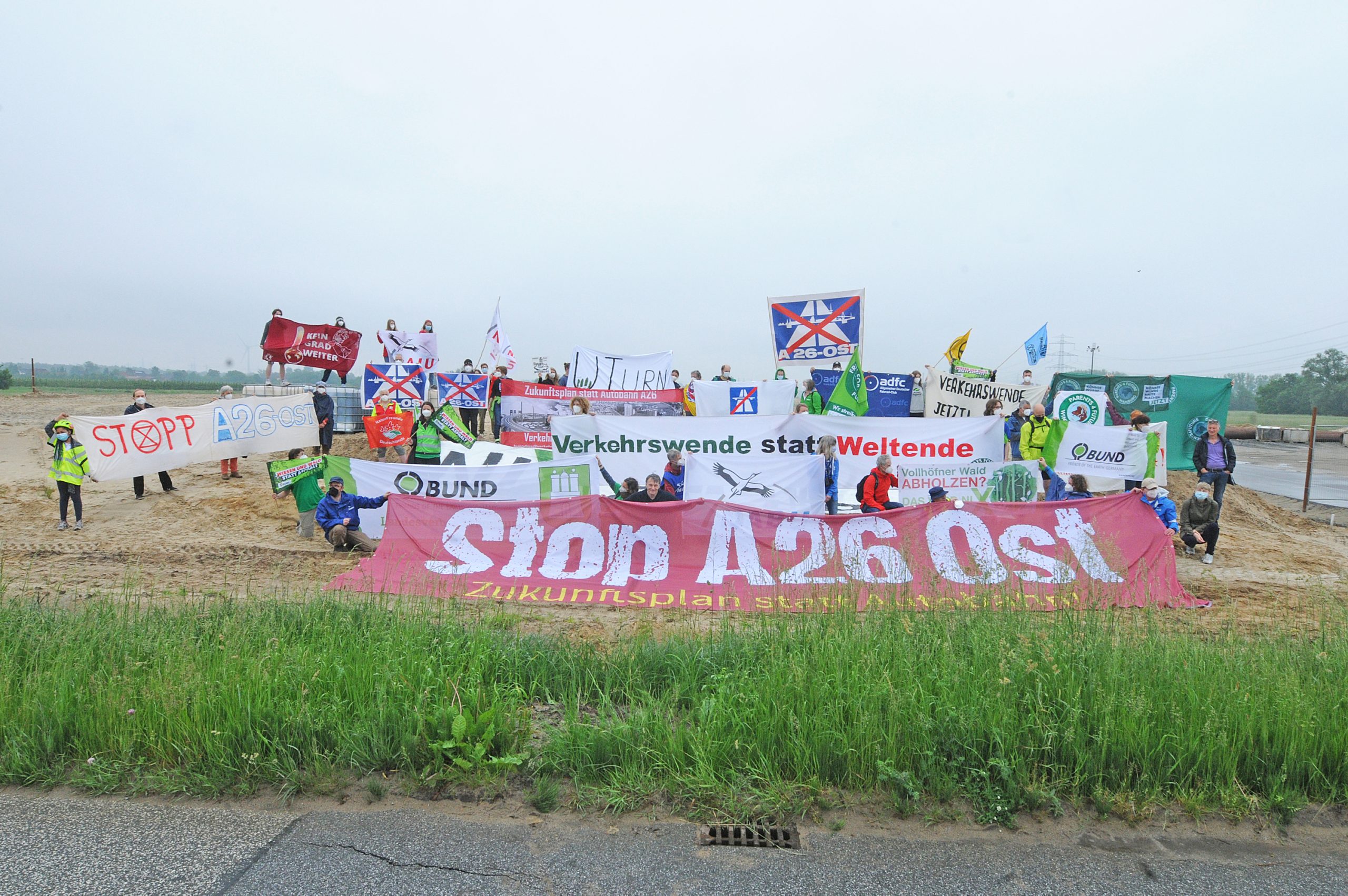 Hamburgs Umweltverbände und - Initiativen demonstrieren gegen die A26-Ost.