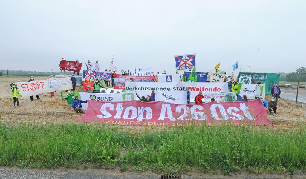 Hamburgs Umweltverbände und - Initiativen demonstrieren gegen die A26-Ost.