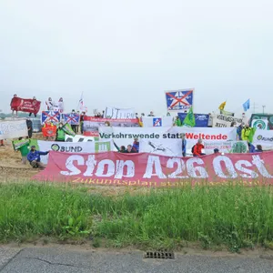Hamburgs Umweltverbände und - Initiativen demonstrieren gegen die A26-Ost.