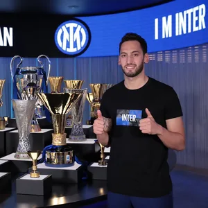 Calhanoglu vor Inters Trophäen