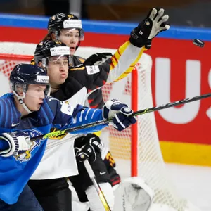 Leo Pföderl (M.) und Moritz Seider lieferten Weltmeister Finnland mit Supertalent Anton Lundell einen Wahnsinns-Fight. Die Deutschen waren über weite Strecken die bessere Mannschaft.