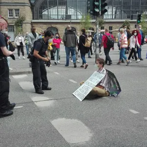 Ein Klimaaktivist besetzt den Glockengießerwall in Hamburg.