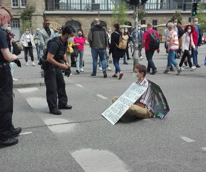 Ein Klimaaktivist besetzt den Glockengießerwall in Hamburg.