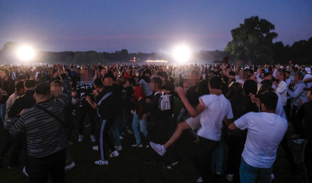 Die Polizei musste sowohl am Freitag als auch am Samstag den Stadtpark räumen, nachdem tausende Jugendliche ohne Abstand feierten und tanzten.
