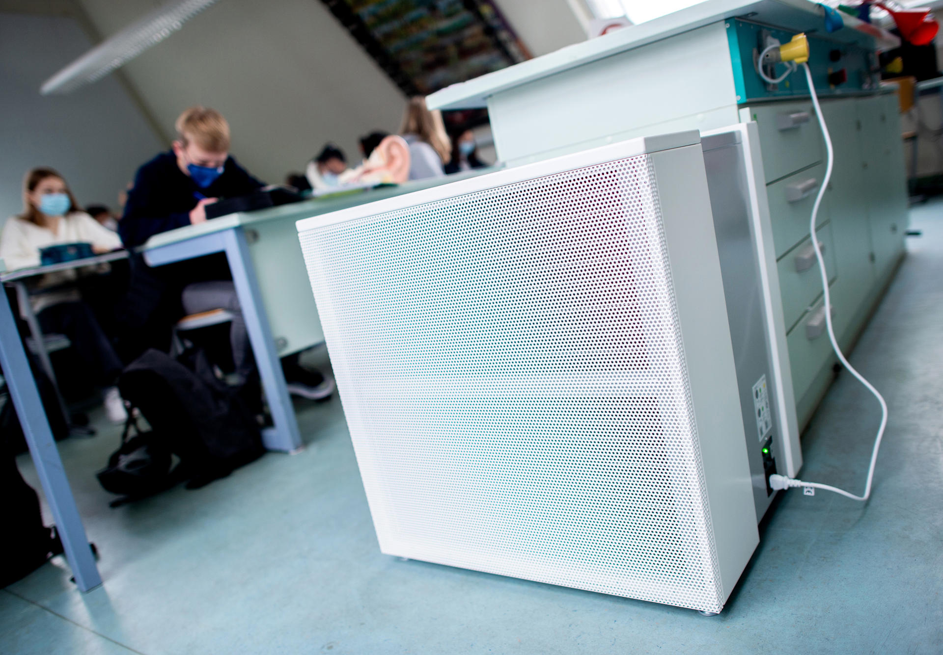 Ein Luftfilter in einem Klassenzimmer